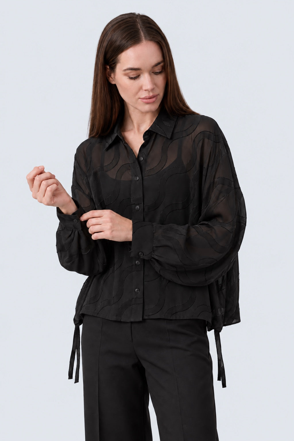 Transparente Bluse aus Viskose‑Mix mit Wellen‑Jacquard und Tunnelzug in black, Ansicht 2