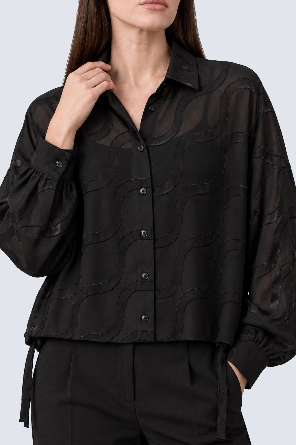 Transparente Bluse aus Viskose‑Mix mit Wellen‑Jacquard und Tunnelzug in black, Ansicht 3