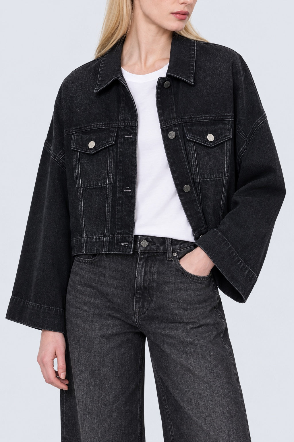 Denim‑Jacke aus Baumwoll‑Lyocell‑Mix mit Cropped‑Silhouette in black, Ansicht 3