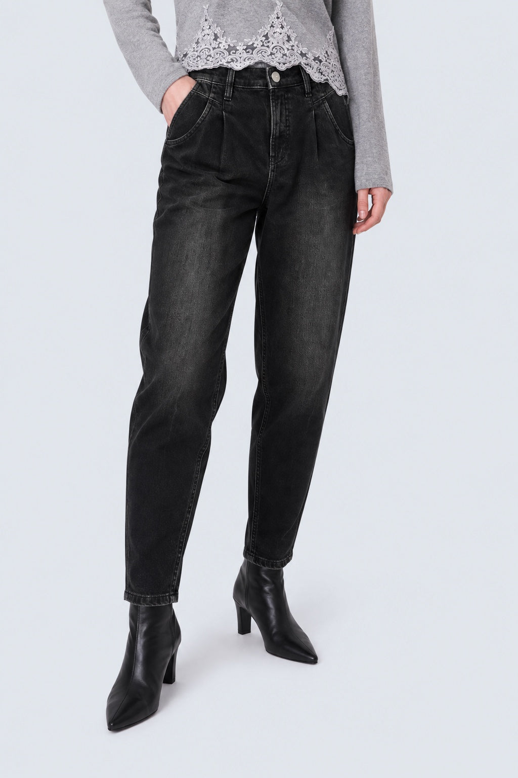 Mom‑Fit‑Jeans aus Baumwolle‑Lyocell‑Mix mit Bundfalten in black, Ansicht 2