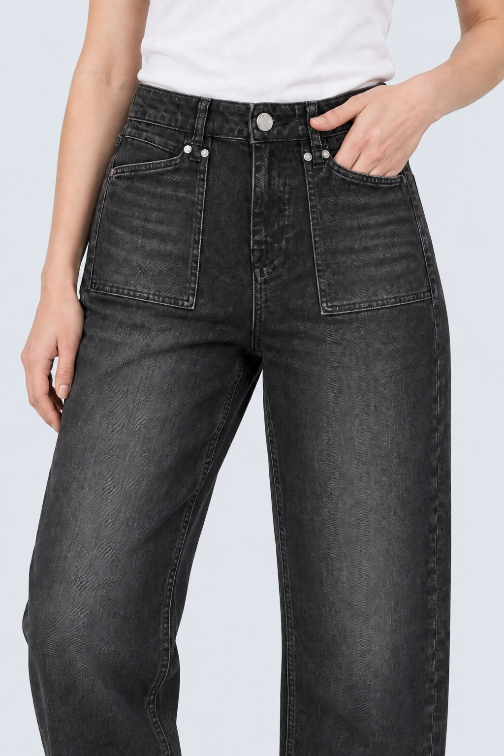 Mom‑Fit‑Jeans mit aufgesetzten Vordertaschen in Used‑Optik in black, Ansicht 3