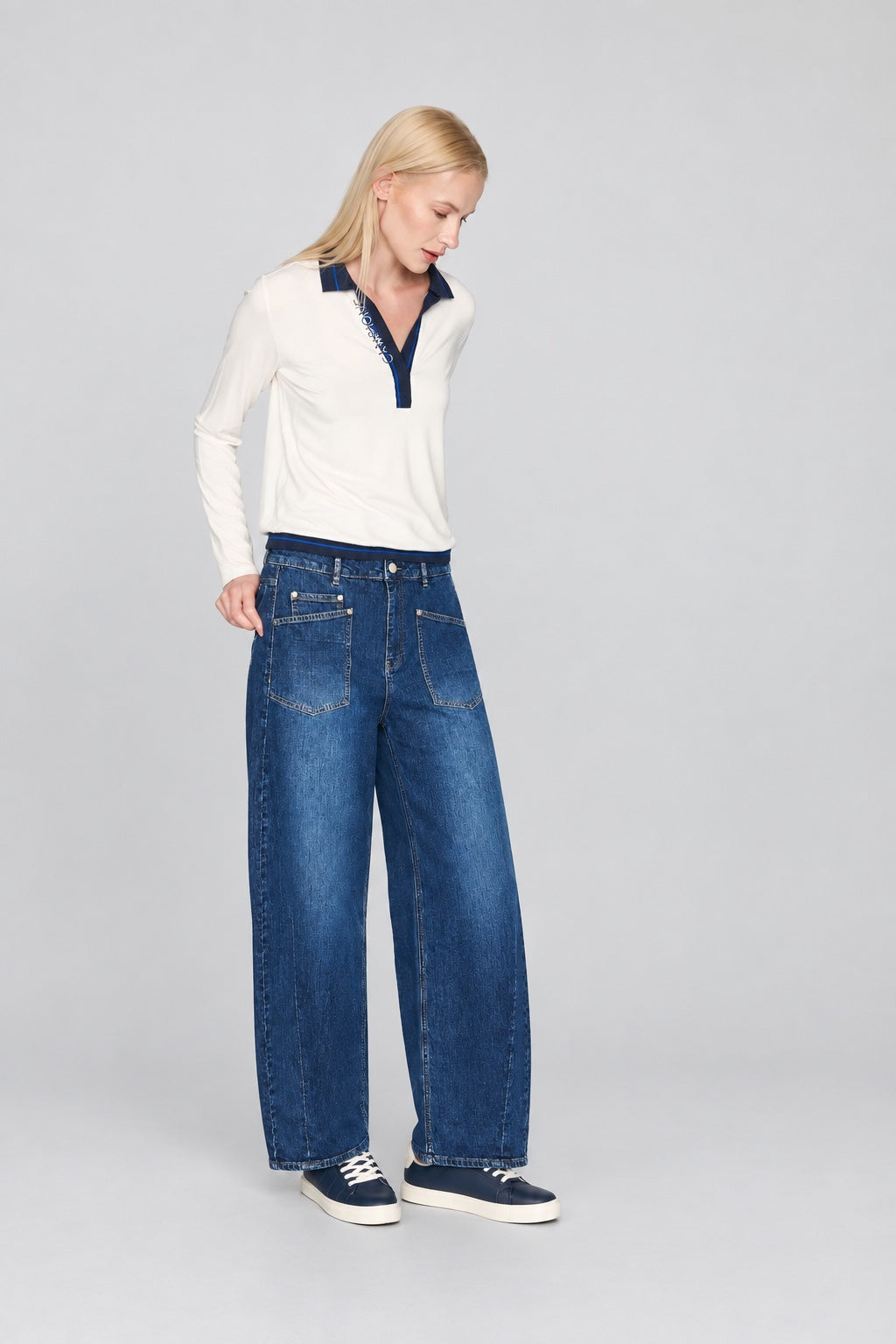 Elva Barrel Jeans aus Baumwolle mit hohem Bund und aufgesetzten Taschen in dark blue, Ansicht 2