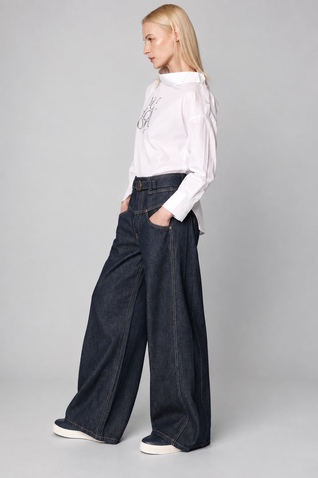 Zara Barrel Jeans aus Viskose‑Baumwoll‑Mix mit Gürteldetail in navy