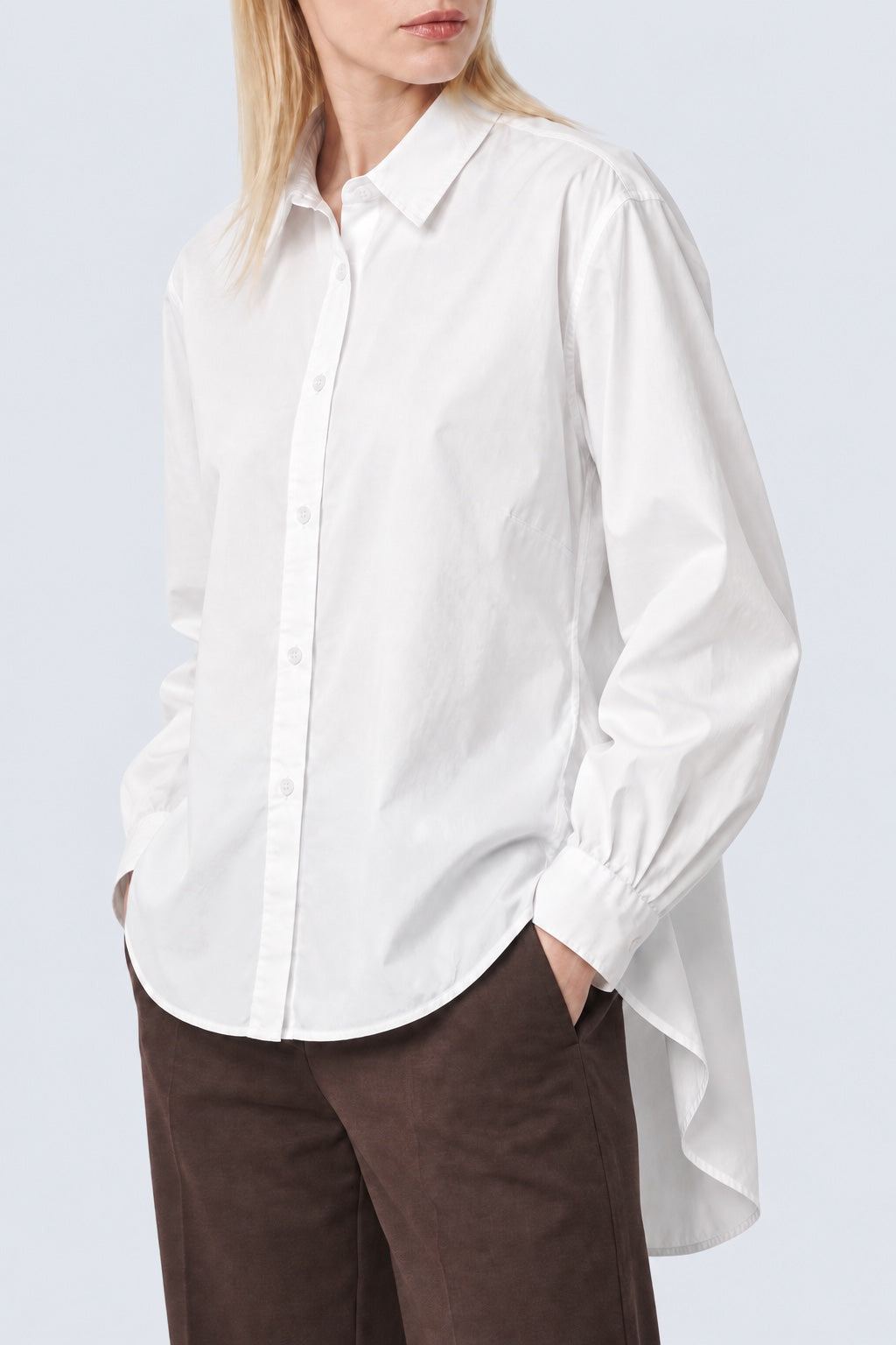 Bluse aus reiner Baumwolle mit verlängertem Rückensaum in white, Ansicht 3