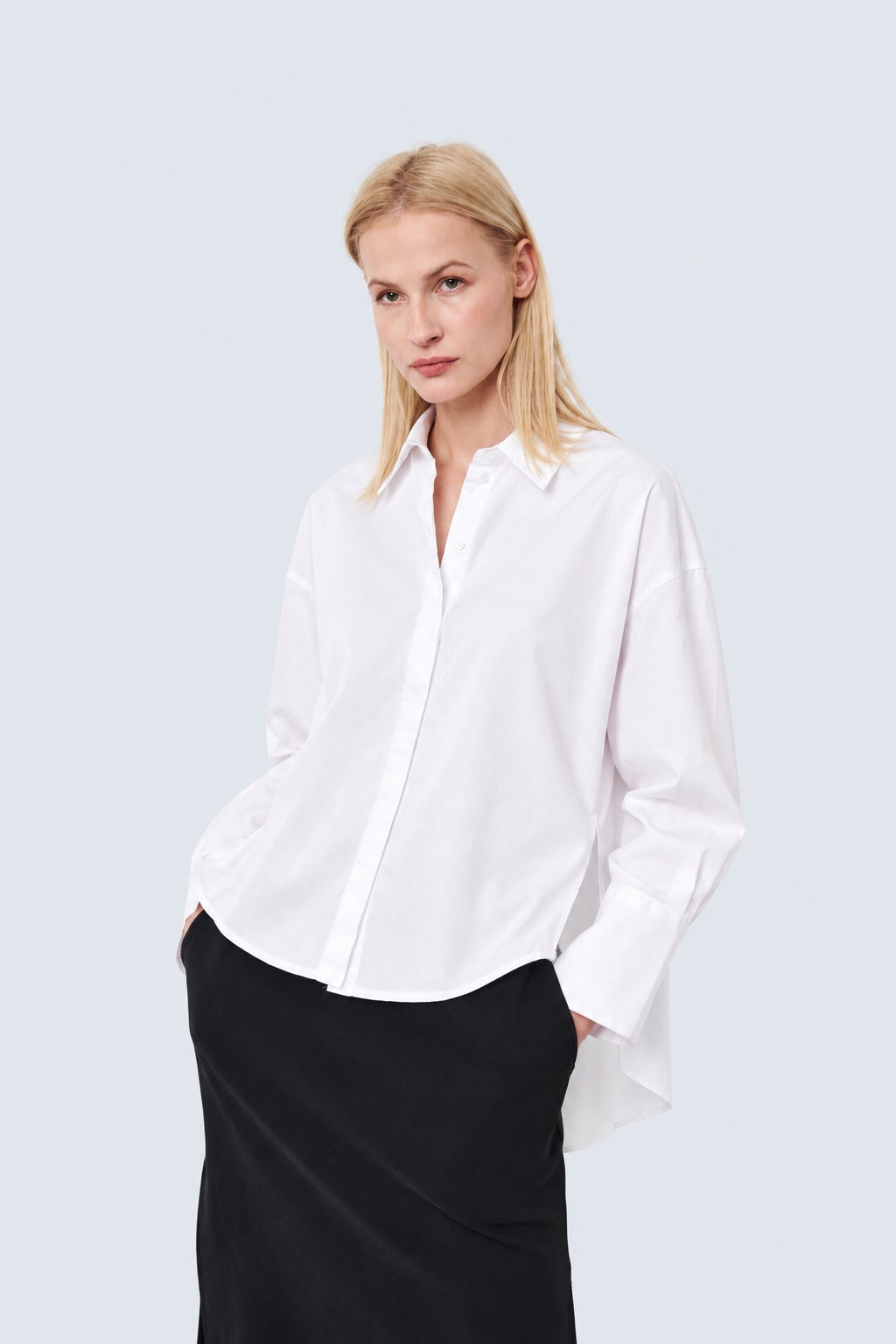 Bluse aus Lyocell-Baumwoll-Mix mit Oversize-Schnitt in white, Ansicht 3
