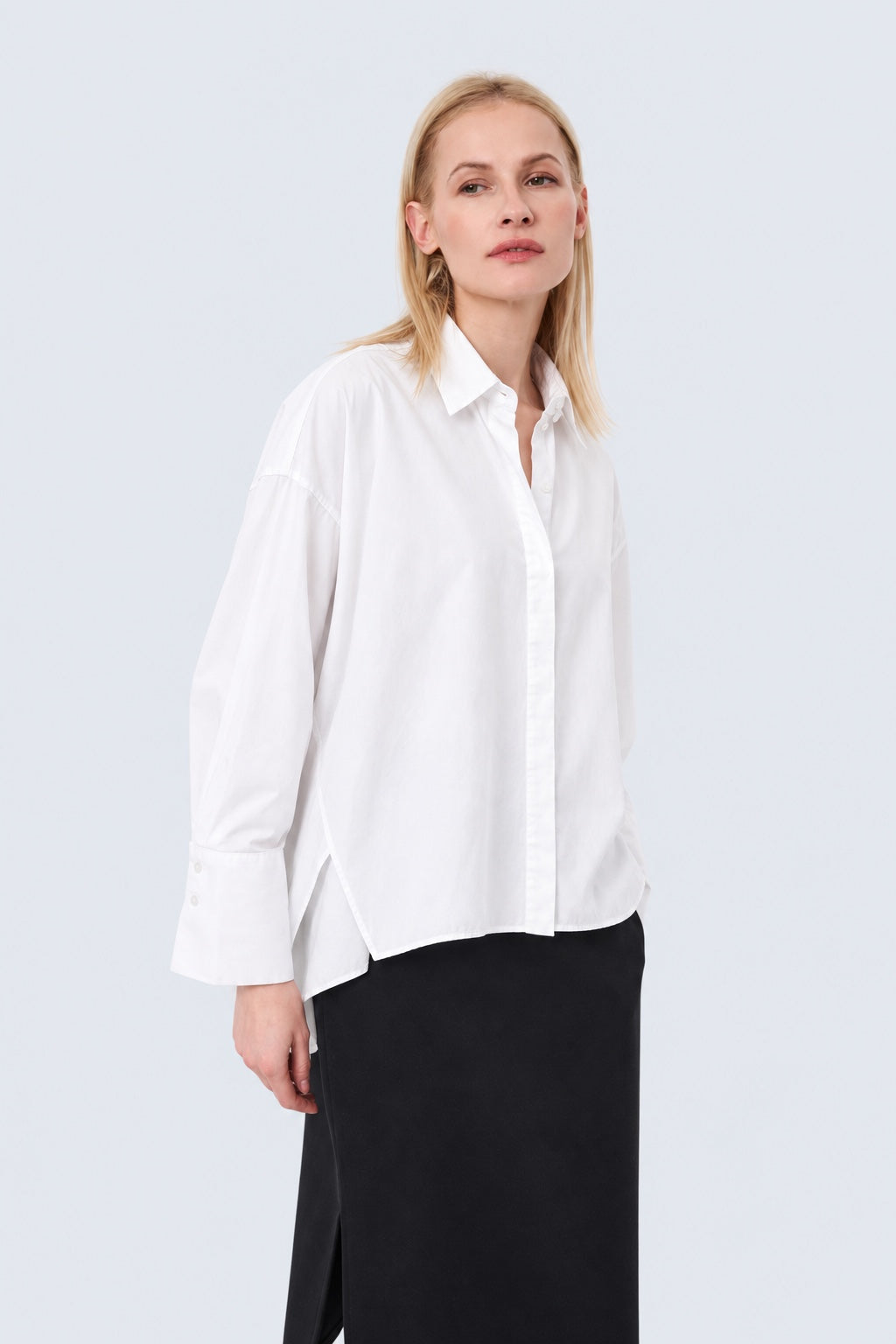 Bluse aus Lyocell-Baumwoll-Mix mit Oversize-Schnitt in white, Ansicht 4