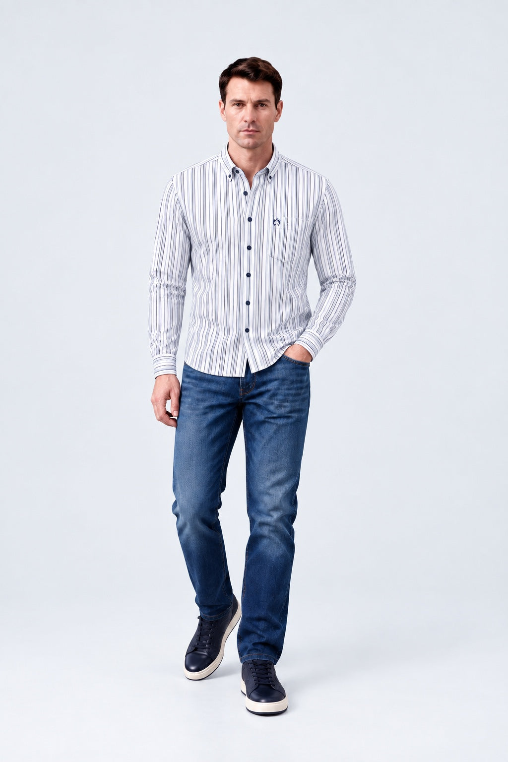 Button‑Down‑Hemd aus Baumwolle mit Streifenmuster und Brusttasche in camel stripe 1