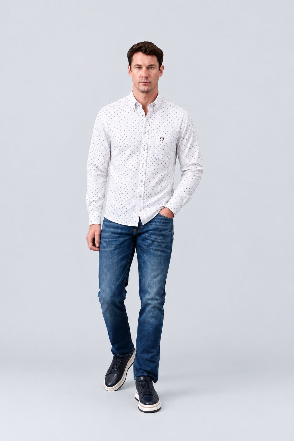 Button‑Down‑Hemd aus Baumwolle mit Mikro‑Allover‑Print in brown print 2