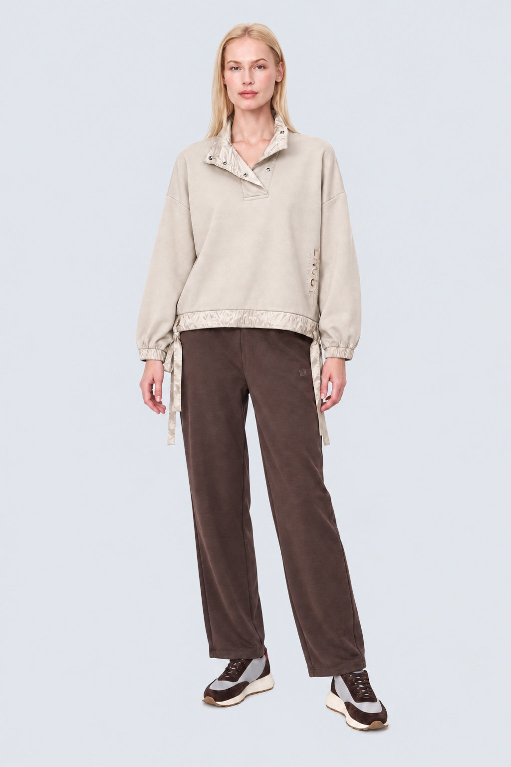 Sweatshirt aus Baumwoll‑Mix mit Stehkragen und Kontrastdetails in ecru