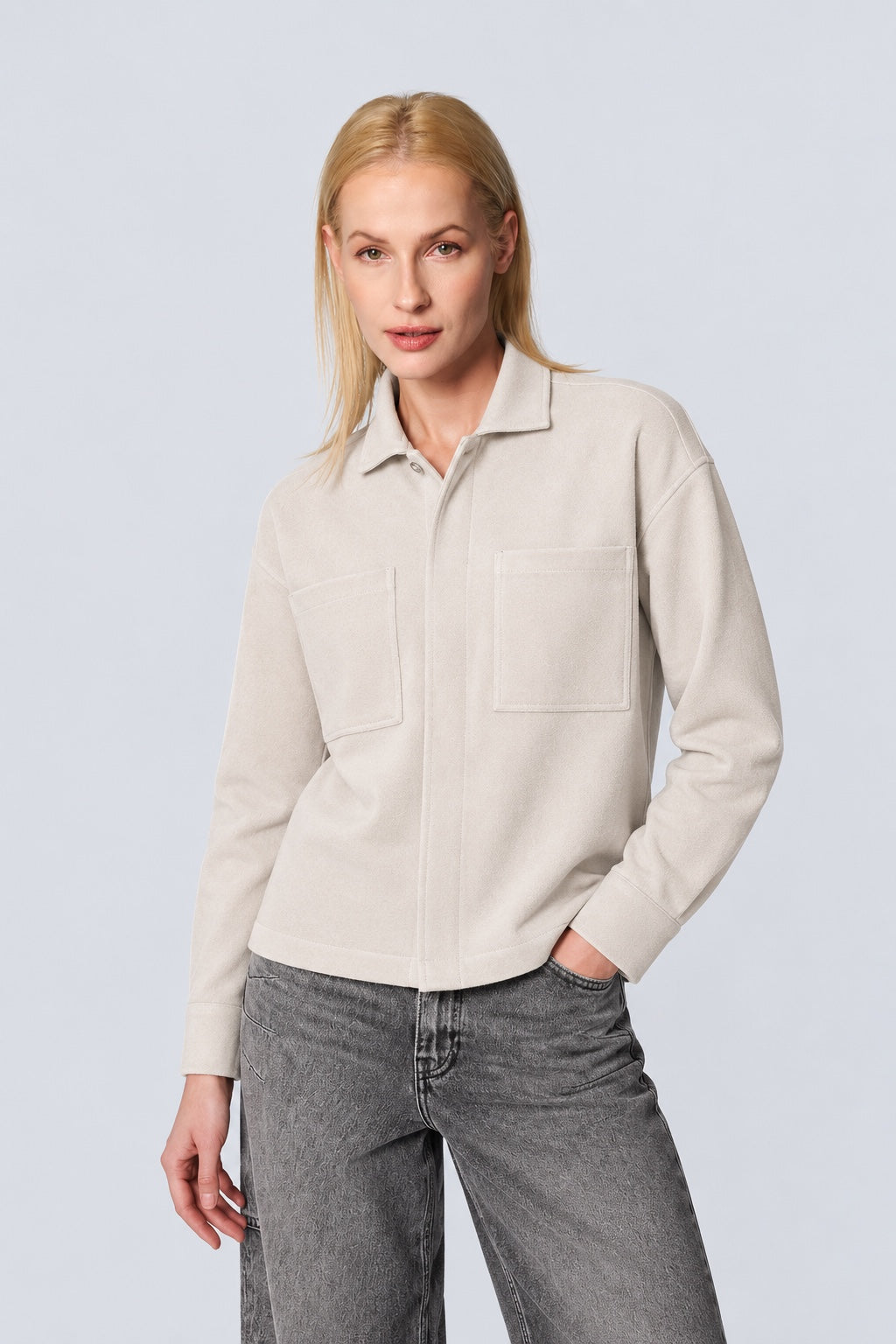 Sweat‑Jacke aus Baumwoll‑Mix mit Hemdkragen und Brusttaschen in off white