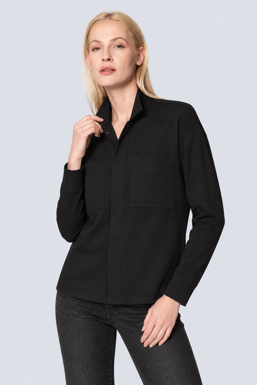 Sweat‑Jacke aus Baumwoll‑Mix mit Hemdkragen und Brusttaschen in black, Ansicht 2