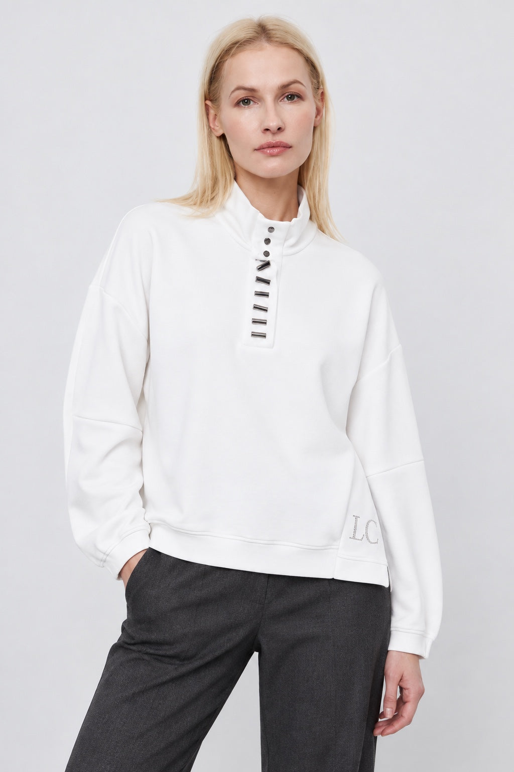Sweatshirt mit Stehkragen und Zierknopfleiste in off white
