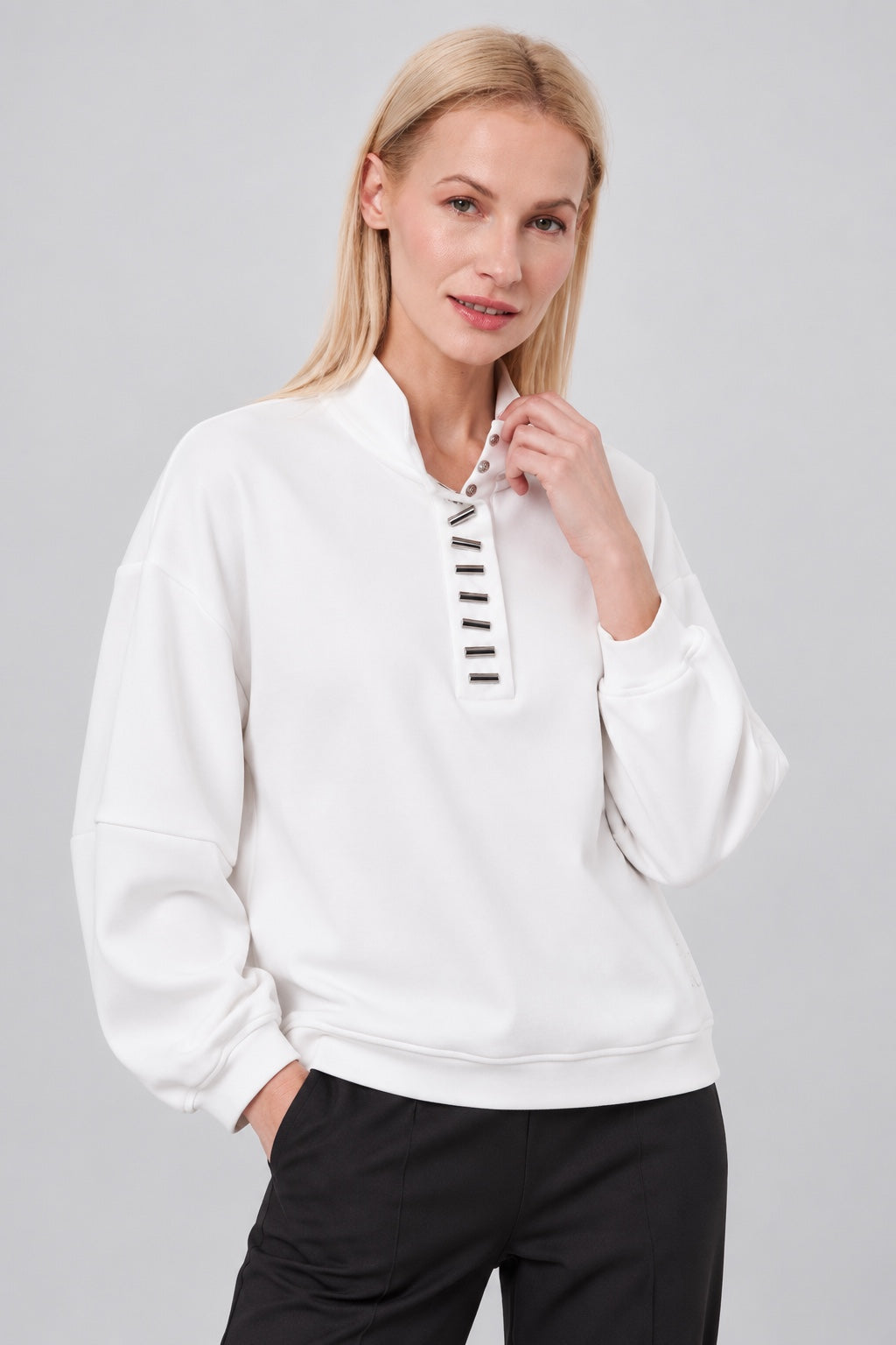 Sweatshirt mit Stehkragen und Zierknopfleiste in off white, Ansicht 2