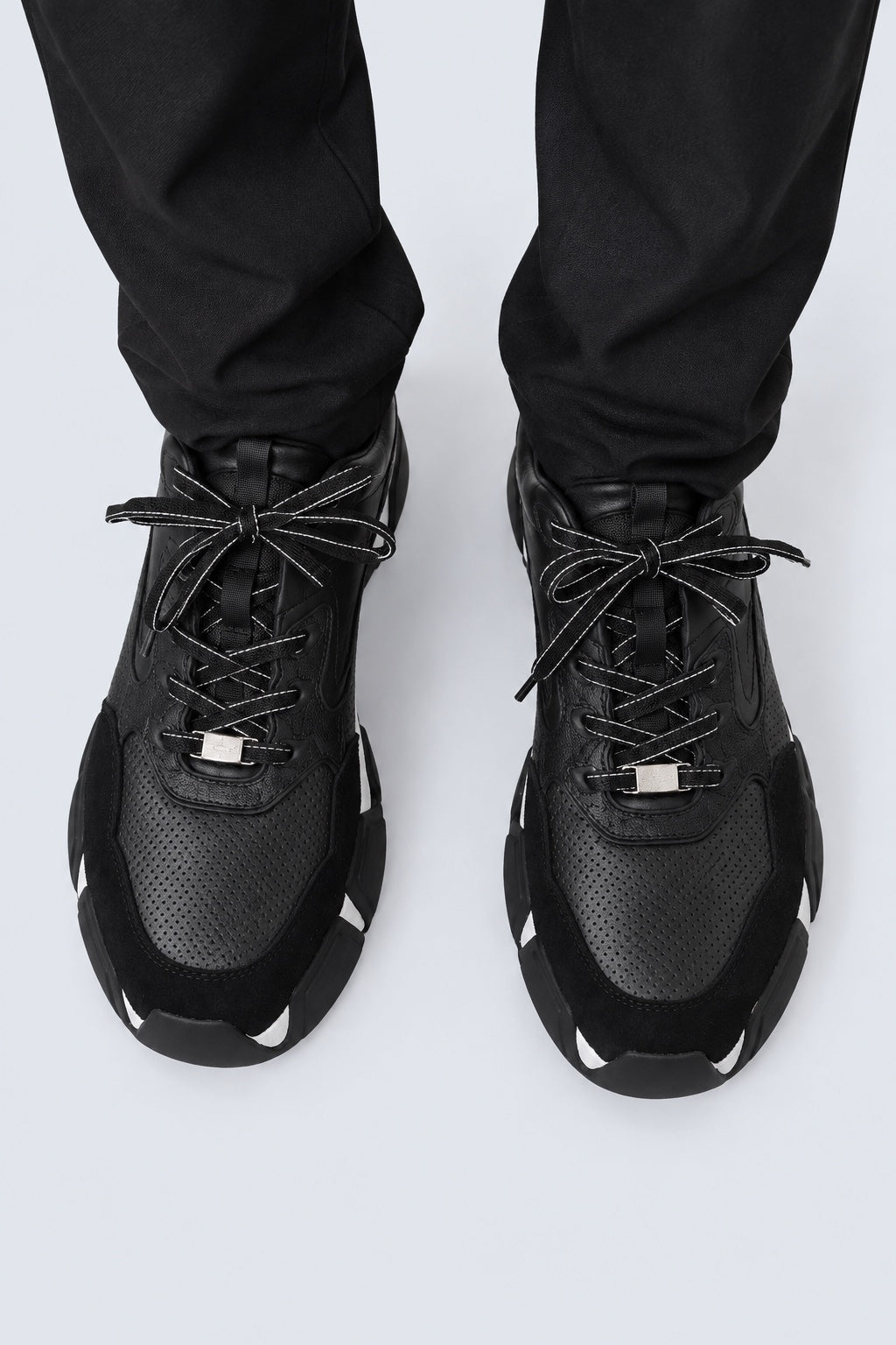 Leder-Sneaker mit Perforation und Chunky-Sohle in black, Ansicht 3