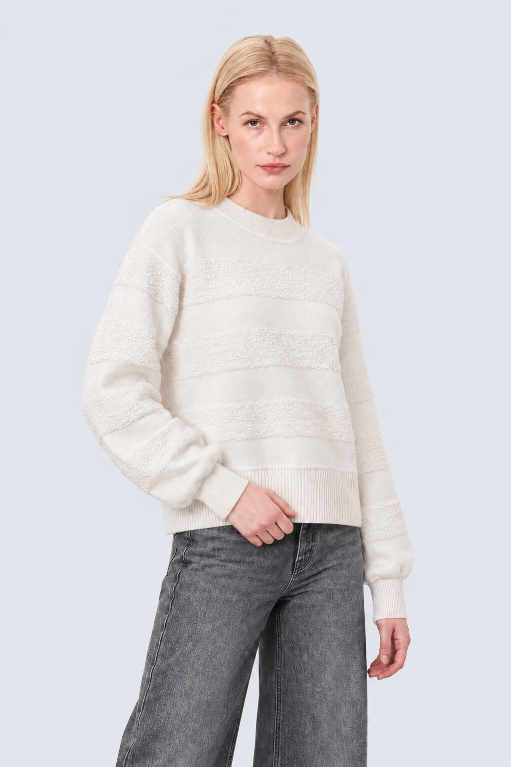 Pullover aus Viskose‑Polyester‑Mix mit Strukturstreifen in off white, Ansicht 2