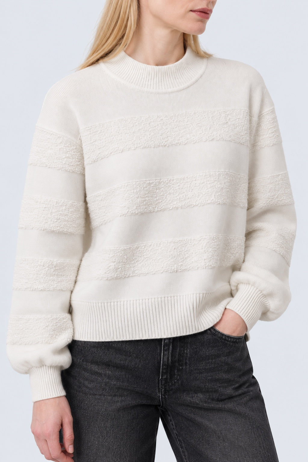 Pullover aus Viskose‑Polyester‑Mix mit Strukturstreifen in off white, Ansicht 3