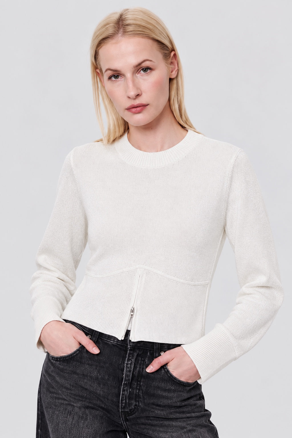 Feinstrick‑Pullover aus Viskose‑Polyamid‑Mix mit Reißverschlussdetail in off white