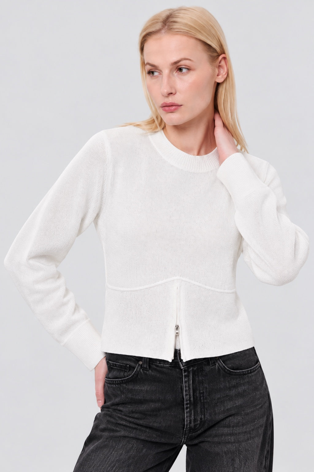 Feinstrick‑Pullover aus Viskose‑Polyamid‑Mix mit Reißverschlussdetail in off white, Ansicht 2