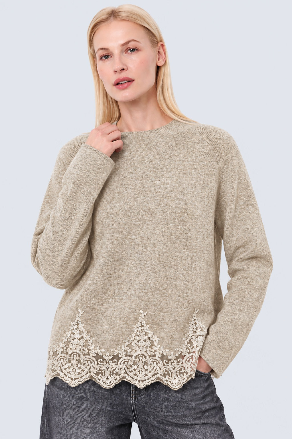 Strickpullover aus Woll‑Viskose‑Polyamid‑Mix mit Spitzensaum in off white