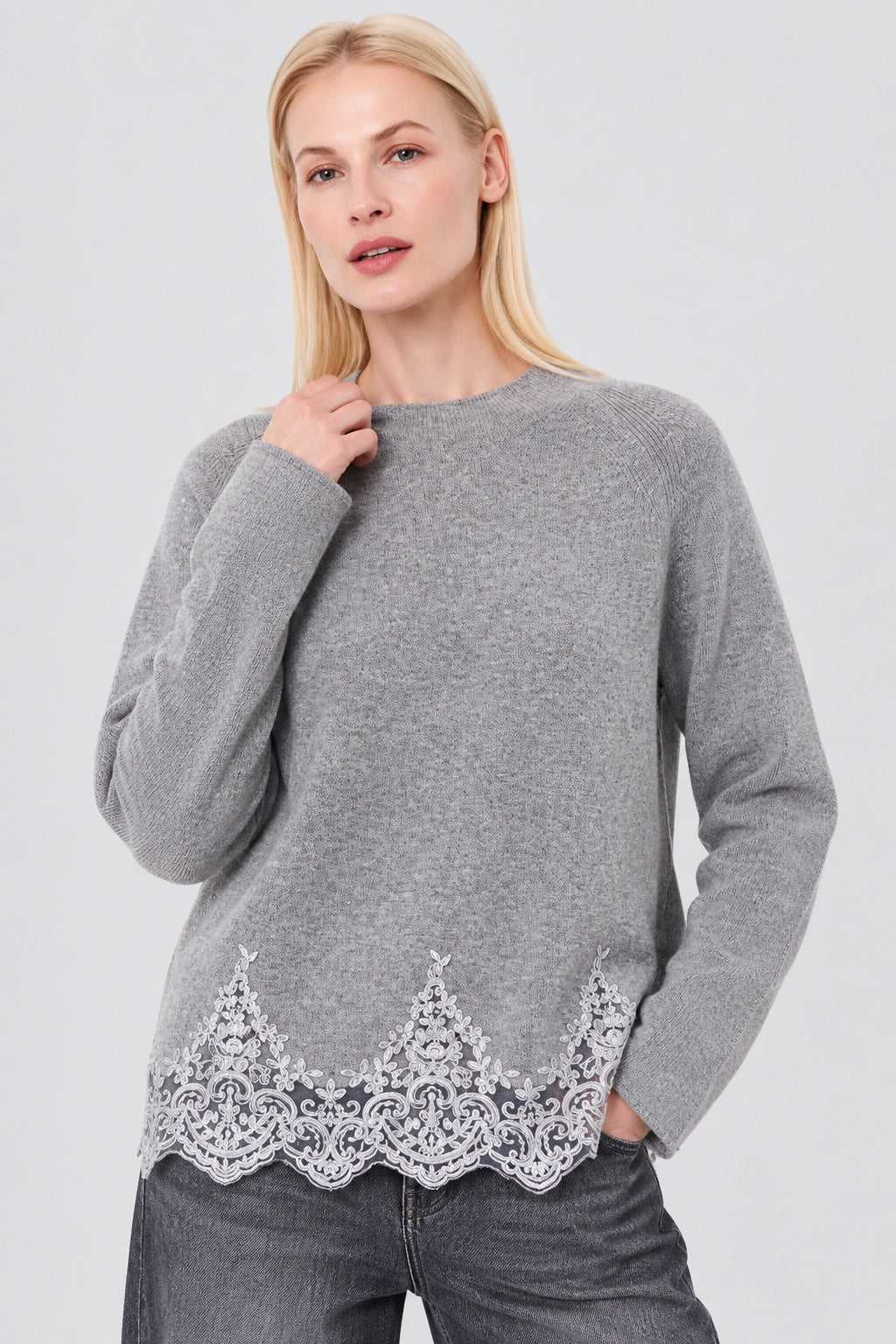 Strickpullover aus Woll‑Viskose‑Polyamid‑Mix mit Spitzensaum in grey mel