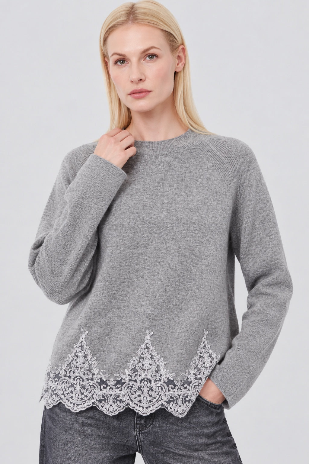Strickpullover aus Woll‑Viskose‑Polyamid‑Mix mit Spitzensaum in grey mel, Ansicht 2