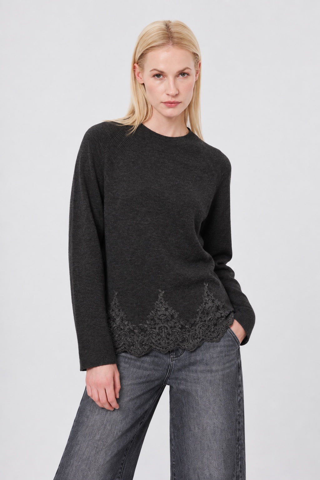 Strickpullover aus Woll‑Viskose‑Polyamid‑Mix mit Spitzensaum in black, Ansicht 2