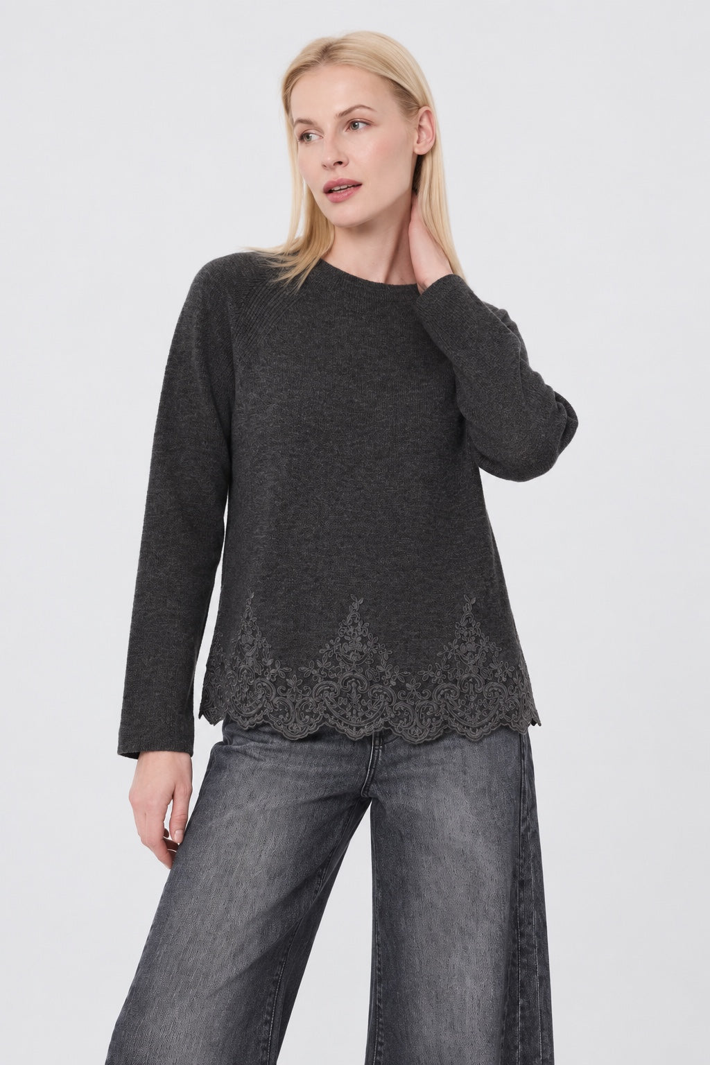 Strickpullover aus Woll‑Viskose‑Polyamid‑Mix mit Spitzensaum in black, Ansicht 3