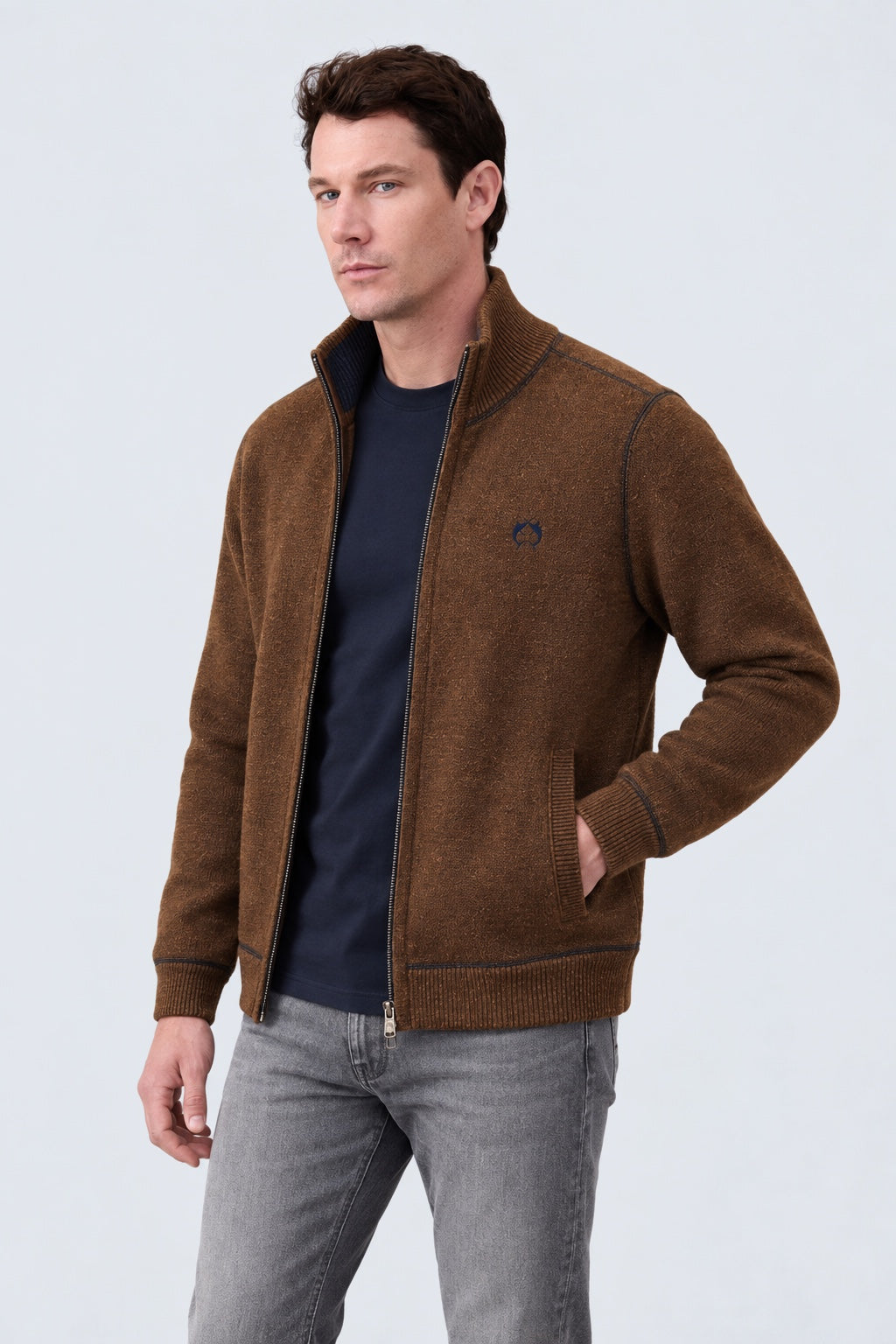Strickjacke aus Lambswoll‑Mix mit Stehkragen und Reißverschluss in brown combi 1, Ansicht 2