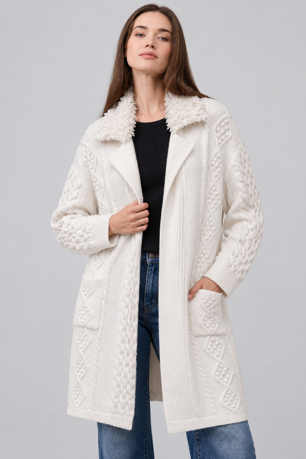 Strickjacke aus Strukturstrick mit Teddykragen in off white