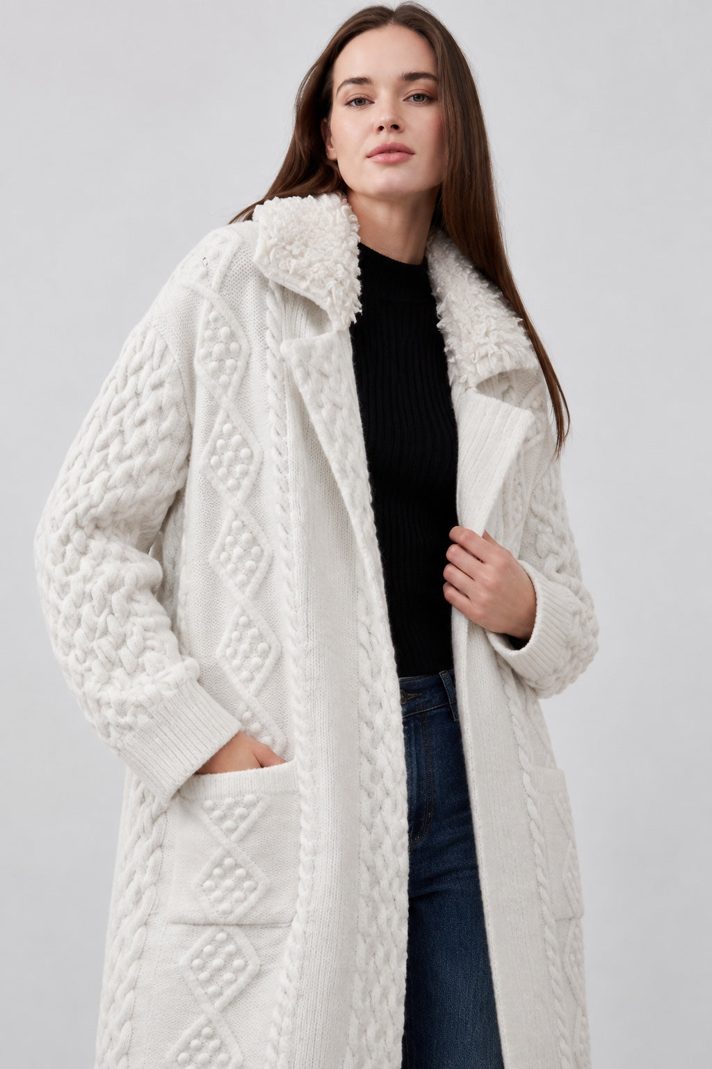 Strickjacke aus Strukturstrick mit Teddykragen in off white, Ansicht 3