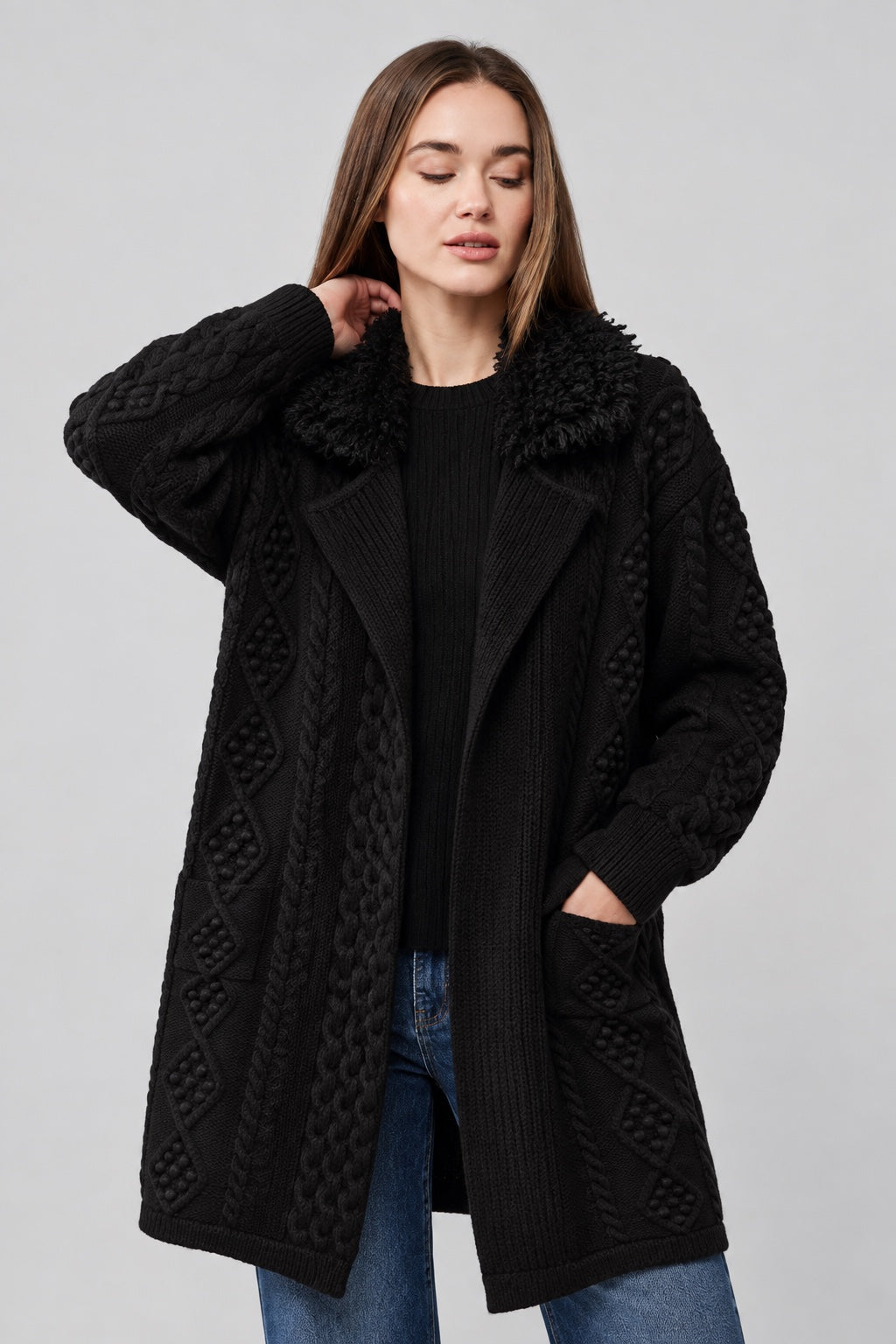 Strickjacke aus Strukturstrick mit Teddykragen in black, Ansicht 3
