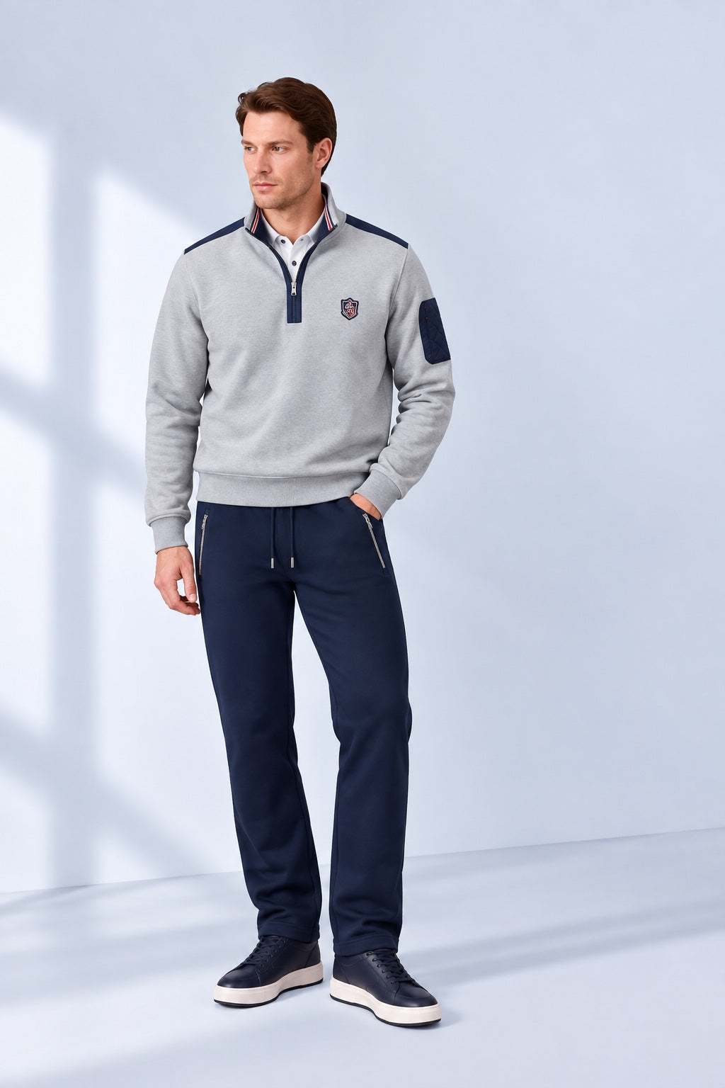 Sweat-Hose aus Baumwoll-Mix mit Reißverschlusstaschen und Tunnelzug in navy