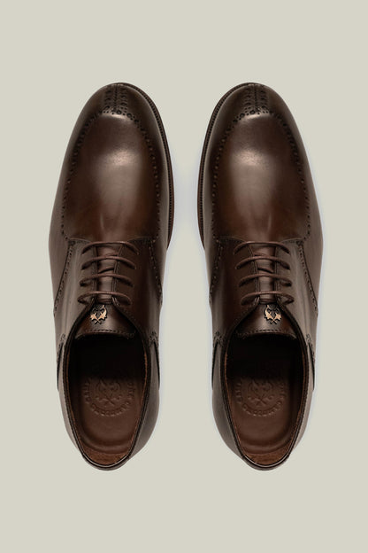 Elegant Derby brogue with lyre perforation, welt seam and leather outsole.