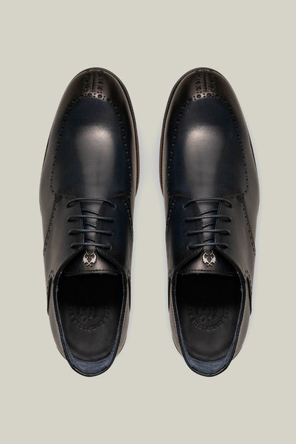 Elegant Derby brogue with lyre perforation, welt seam and leather outsole.