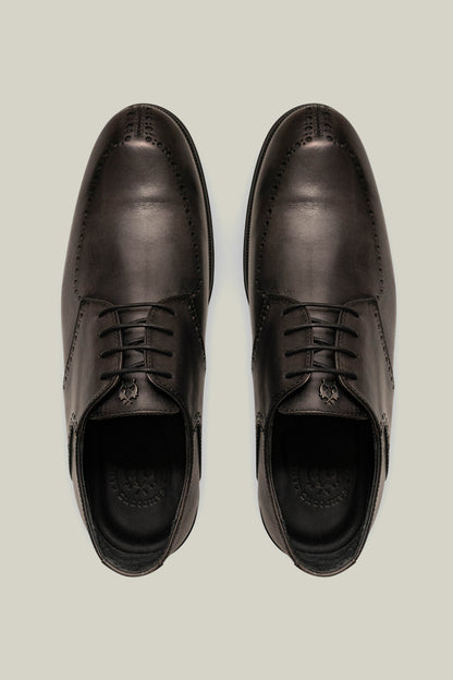 Elegant Derby brogue with lyre perforation, welt seam and leather outsole.
