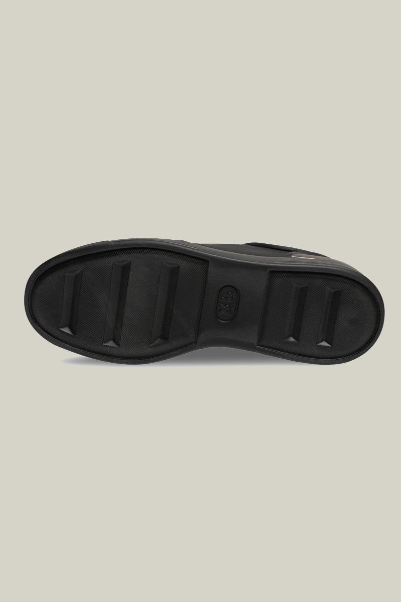 Leather sneakers with concealed lacing.