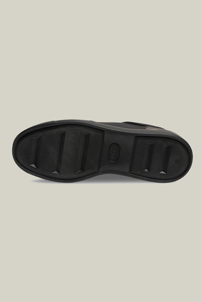 Leather sneakers with concealed lacing.
