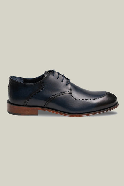 Elegant Derby brogue with lyre perforation, welt seam and leather outsole.