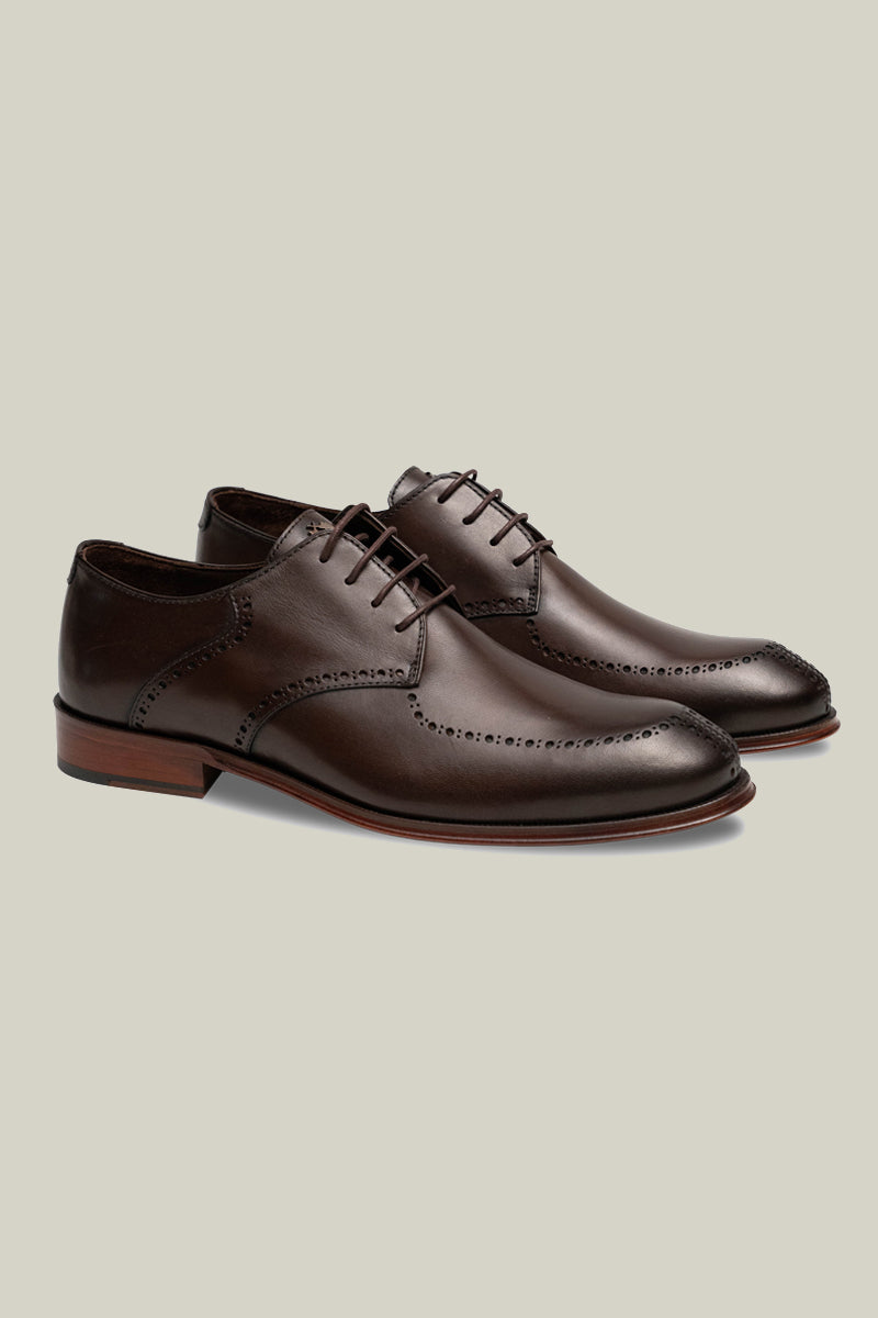 Elegant Derby brogue with lyre perforation, welt seam and leather outsole.