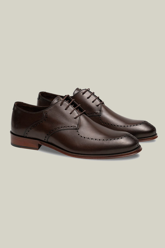 Elegant Derby brogue with lyre perforation, welt seam and leather outsole.