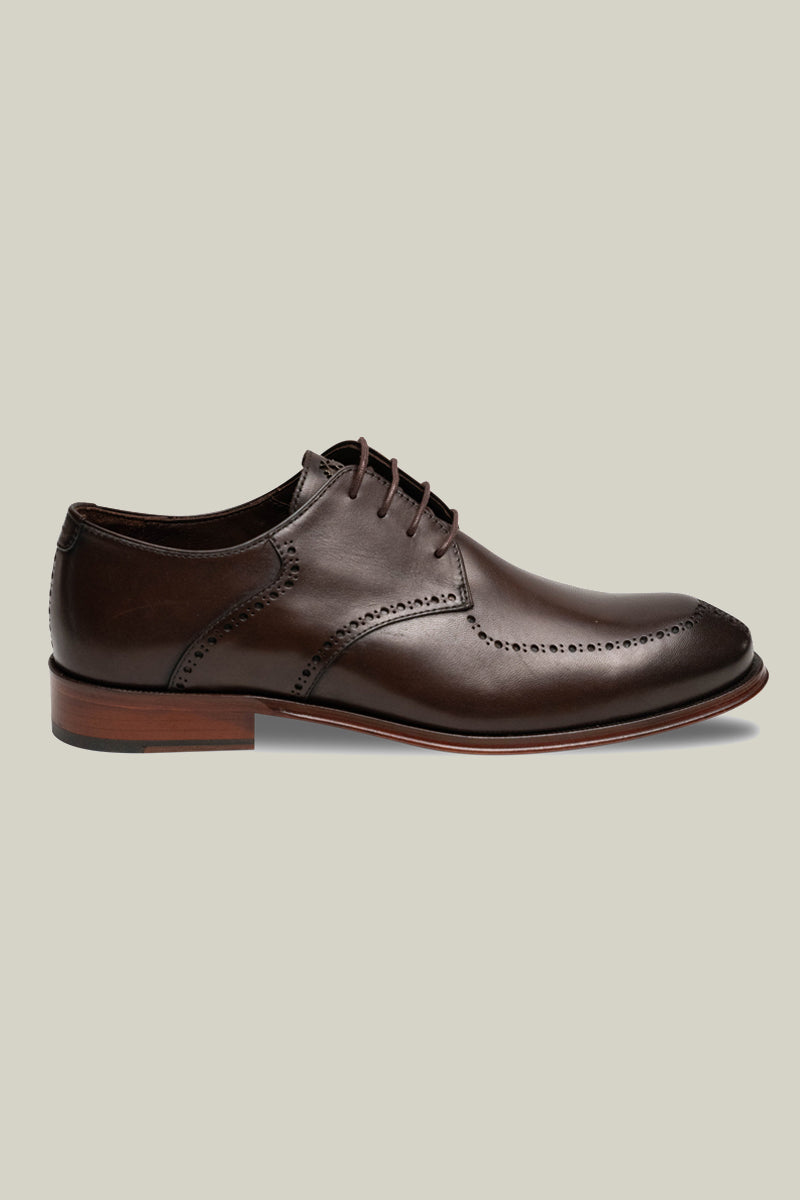 Elegant Derby brogue with lyre perforation, welt seam and leather outsole.