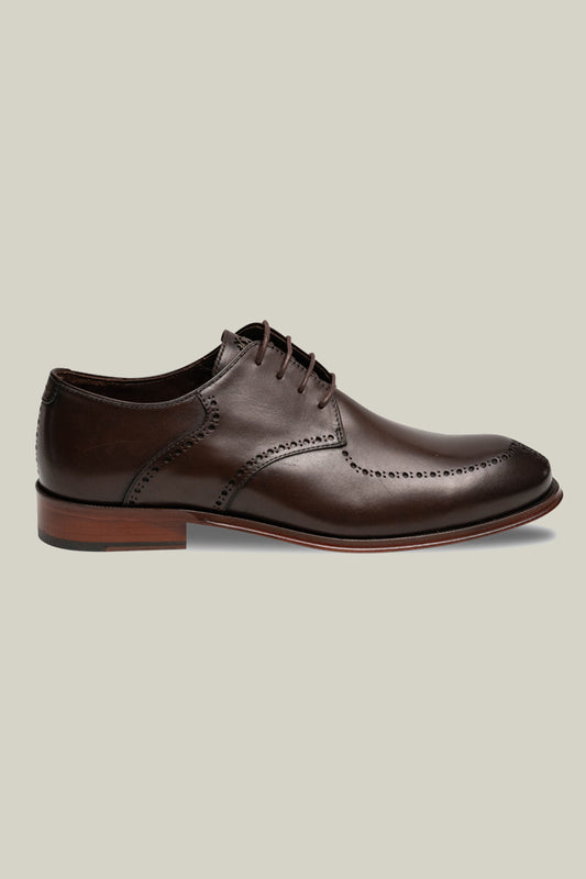 Elegant Derby brogue with lyre perforation, welt seam and leather outsole.