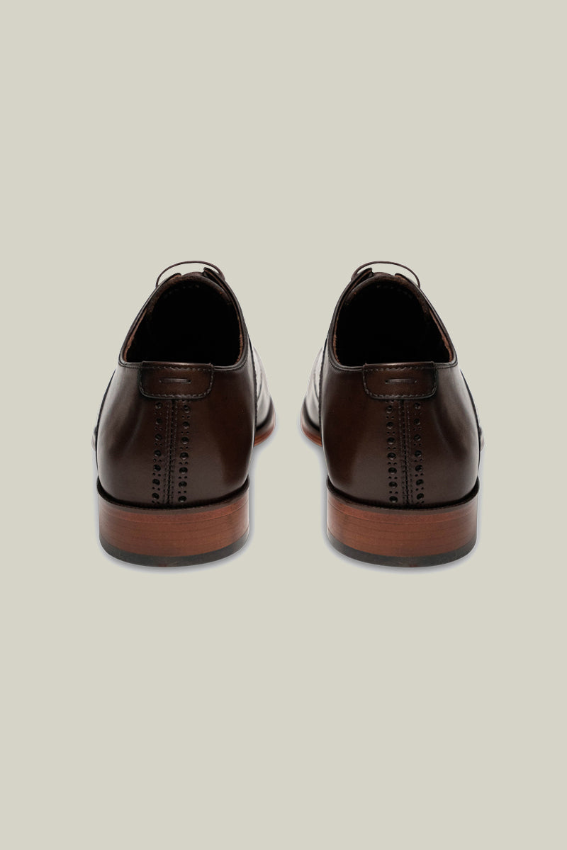 Elegant Derby brogue with lyre perforation, welt seam and leather outsole.