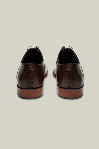 Elegant Derby brogue with lyre perforation, welt seam and leather outsole.