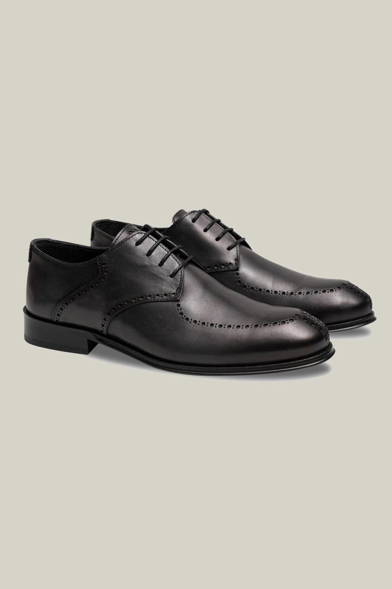 Elegant Derby brogue with lyre perforation, welt seam and leather outsole.