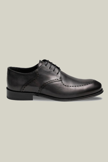 Elegant Derby brogue with lyre perforation, welt seam and leather outsole.
