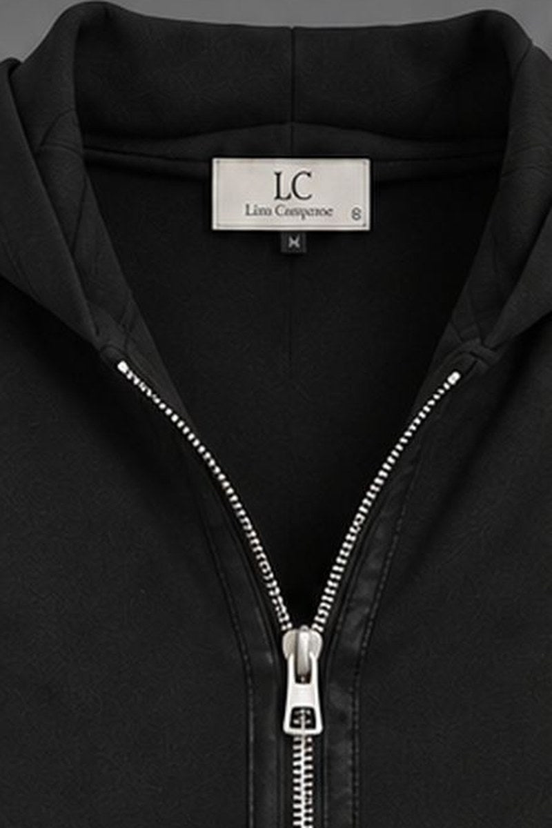 Detail: Kragen mit Logo-Label und Reißverschluss